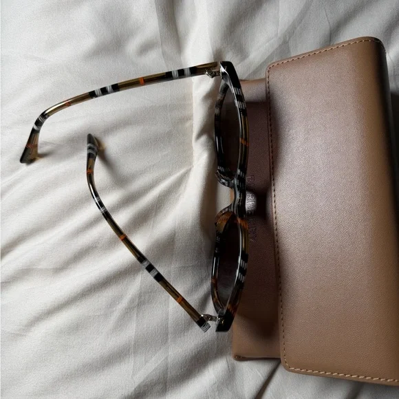 Burberry 55mm Phantos Sunglasses - Picture 6 of 10